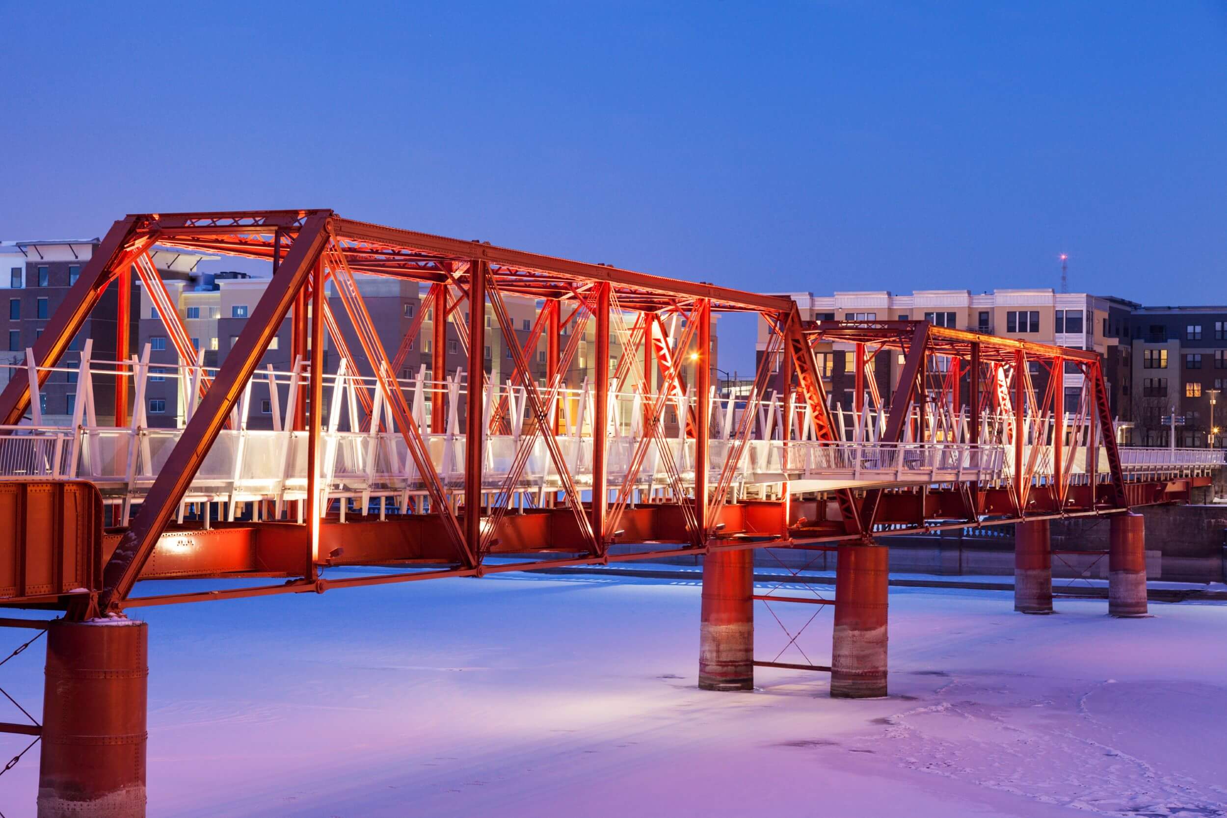Winter photo of red bridge in Des Moines, Iowa